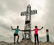 77 Alla croce di vetta del Pizzo Arera (2512 m)